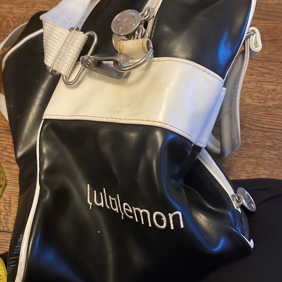 Oversize Lululemon Bowler Bag with Removable Adjustable Shoulder Strap - Picture 5 of 13